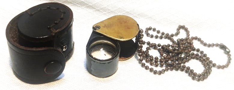 1960 USA  DERİ KILIFINDA PİRINC CİFT CAM MERCEKLİ HASSAS MERCEK BUYUTEC ELMAS YEŞİM PIRLANTA  PARA KONTROLU İÇİN ÜRETİLMİŞTİR BONCUK ZİNCİRLİ LOUP