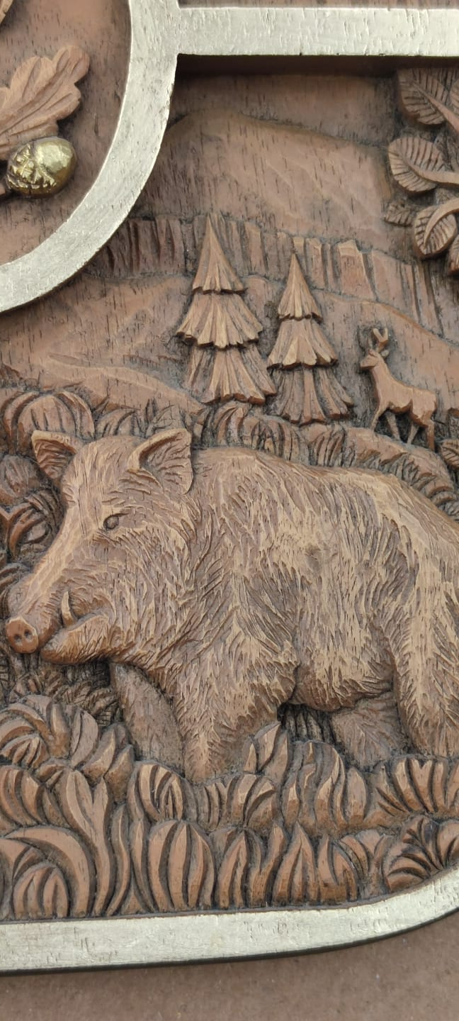 AVCILARA VERİLEN AV HAYVANLARININ BULUNDUGU ROLYEFT AHŞAP CERCEVE KENARLAR ALTIN VARAK ÜZERİNE ELDE YAPILMA OYMA İŞCİLİKLİ DUVAR PANOSU AUTOR-TIS-LTD HAND MADE IN  BULGARIA