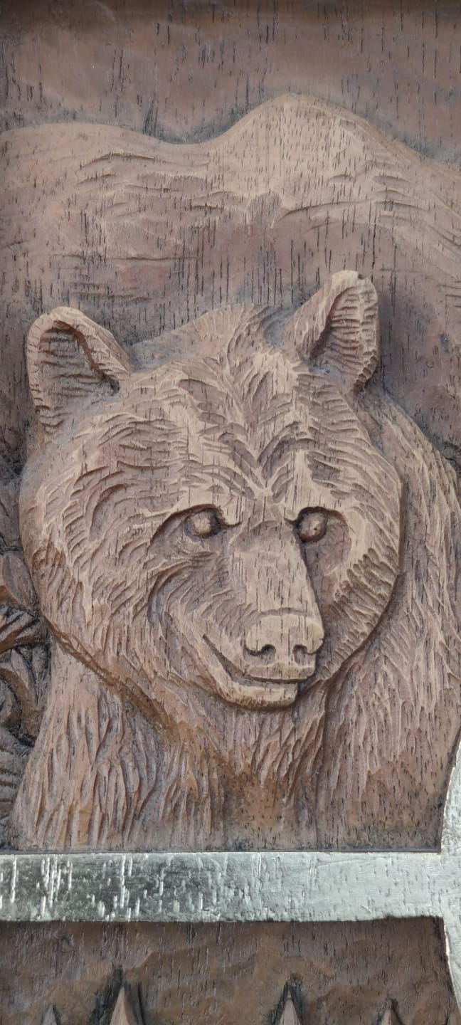 AVCILARA VERİLEN AV HAYVANLARININ BULUNDUGU ROLYEFT AHŞAP CERCEVE KENARLAR ALTIN VARAK ÜZERİNE ELDE YAPILMA OYMA İŞCİLİKLİ DUVAR PANOSU AUTOR-TIS-LTD HAND MADE IN  BULGARIA