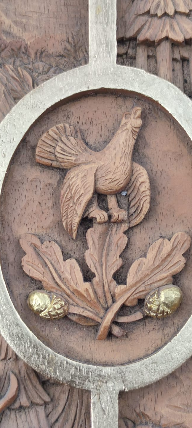 AVCILARA VERİLEN AV HAYVANLARININ BULUNDUGU ROLYEFT AHŞAP CERCEVE KENARLAR ALTIN VARAK ÜZERİNE ELDE YAPILMA OYMA İŞCİLİKLİ DUVAR PANOSU AUTOR-TIS-LTD HAND MADE IN  BULGARIA