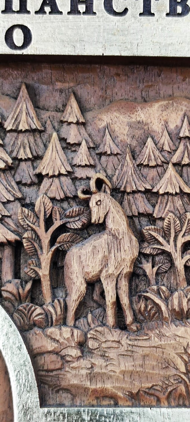 AVCILARA VERİLEN AV HAYVANLARININ BULUNDUGU ROLYEFT AHŞAP CERCEVE KENARLAR ALTIN VARAK ÜZERİNE ELDE YAPILMA OYMA İŞCİLİKLİ DUVAR PANOSU AUTOR-TIS-LTD HAND MADE IN  BULGARIA