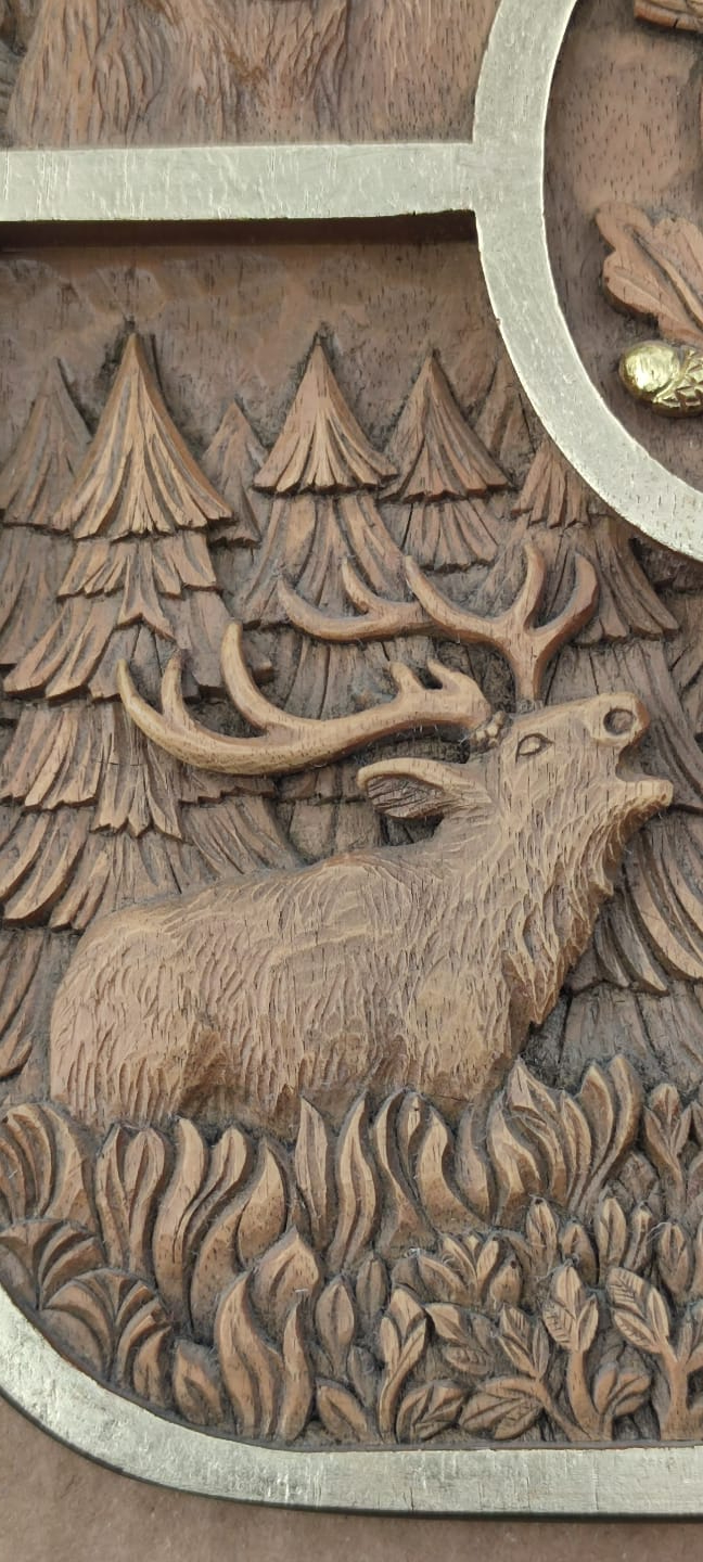 AVCILARA VERİLEN AV HAYVANLARININ BULUNDUGU ROLYEFT AHŞAP CERCEVE KENARLAR ALTIN VARAK ÜZERİNE ELDE YAPILMA OYMA İŞCİLİKLİ DUVAR PANOSU AUTOR-TIS-LTD HAND MADE IN  BULGARIA