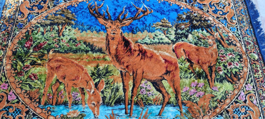 TAMAMI EL TEZGAH DOKUMA ÜZERİNDE ORMANDA GEYİK VE  CEYLANLAR TEMALI RESMİ BULUNAN FLOŞ SACAKLI DUVAR HALISI