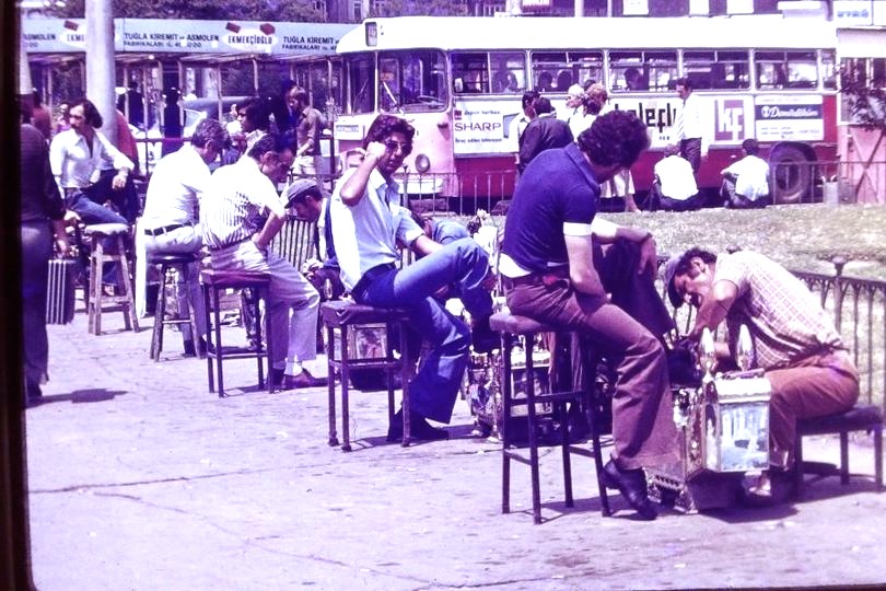 1950 AHŞAP ÜZERİ SARI PİRİNC AYAKKABI BOYACISI  SANDIGI KUNDURA CİLALAMA BOYACI SANDIK 16 CAM ŞİŞE GÖZLU KİLİTLİ BOZUK PARA KUMBARA CEKMECELİ