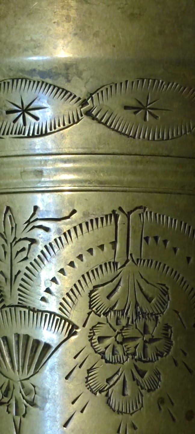 1950 BUZ KOVASI KOMPLE PİRİNC ÜZERİ KALEM İŞLEMELİ FARKLI DESENLER İŞLENMİŞ KIVRIMLI  KULPLU KONİK KOVA 