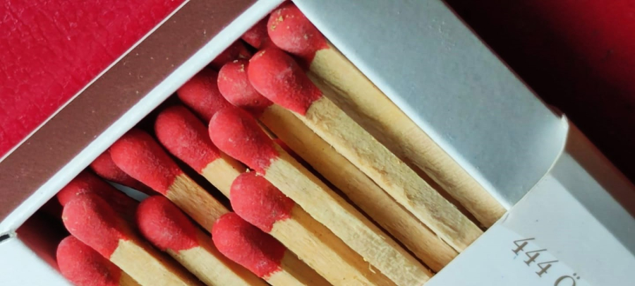 DENİZBANK ŞÖMİNE YAKMA KİBRİTİ VASATİ 25 UZUN COP ÜZERİNDE YAZAN HAYATTA EN BUYUK SERVET ONU SEVDİKLERİN İÇİN HARCAMAKTIR