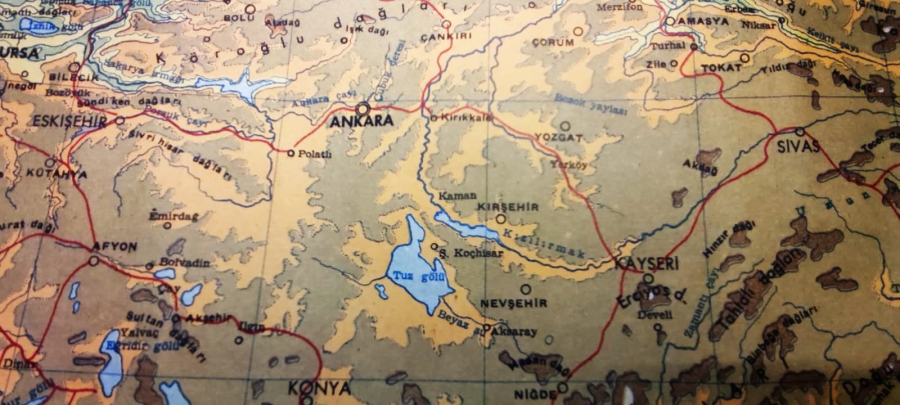 1967 ÖZYUREK YAYINEVİ TARAFINDAN BASILMIŞ RENKLİ TİFDRUK BASKI İLKOKULLARDA TURKİYE DOGAL HARİTASI 1/3 000 000 ÖLCEK  SINIF DUVARLARINA ASILAN HARİTA