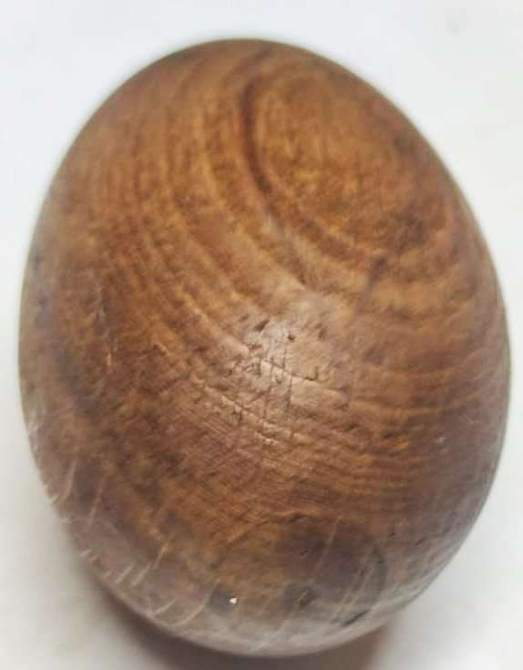 1950 AHŞAPDAN YAPILMA  EL TORNASINDA CEKİLMİŞ CORAP KACIGI TAMİR ONARIM İÇİN KULLANILAN YUMURTA 