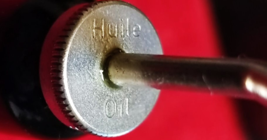 1960 HUILE ELNA DİKİŞ MAKİNASI YAĞLAYICI İSVİÇRE YAPIMI HUILE OIL SİYAH BAKALİT KASA ALT KISMI BASTIRILDIGINDA BASINC YAPMAKTA