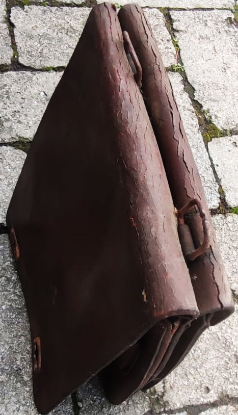 CUMHURİYET DÖNEMİ ASKERİYEDE KULLANILMIŞ DERİDEN MAMÜL HARİTACI SUBAY ÇANTASI  HAKİKİ DERİ YERLİ ÜRETİM RÜŞTÜ MACARLIOGLU İSTANBUL