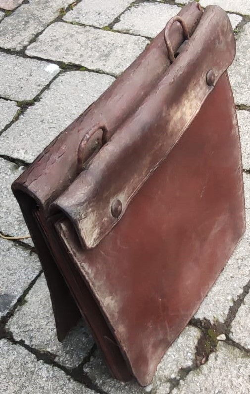 CUMHURİYET DÖNEMİ ASKERİYEDE KULLANILMIŞ DERİDEN MAMÜL HARİTACI SUBAY ÇANTASI  HAKİKİ DERİ YERLİ ÜRETİM RÜŞTÜ MACARLIOGLU İSTANBUL