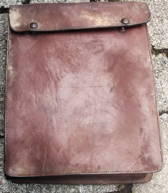 CUMHURİYET DÖNEMİ ASKERİYEDE KULLANILMIŞ DERİDEN MAMÜL HARİTACI SUBAY ÇANTASI  HAKİKİ DERİ YERLİ ÜRETİM RÜŞTÜ MACARLIOGLU İSTANBUL