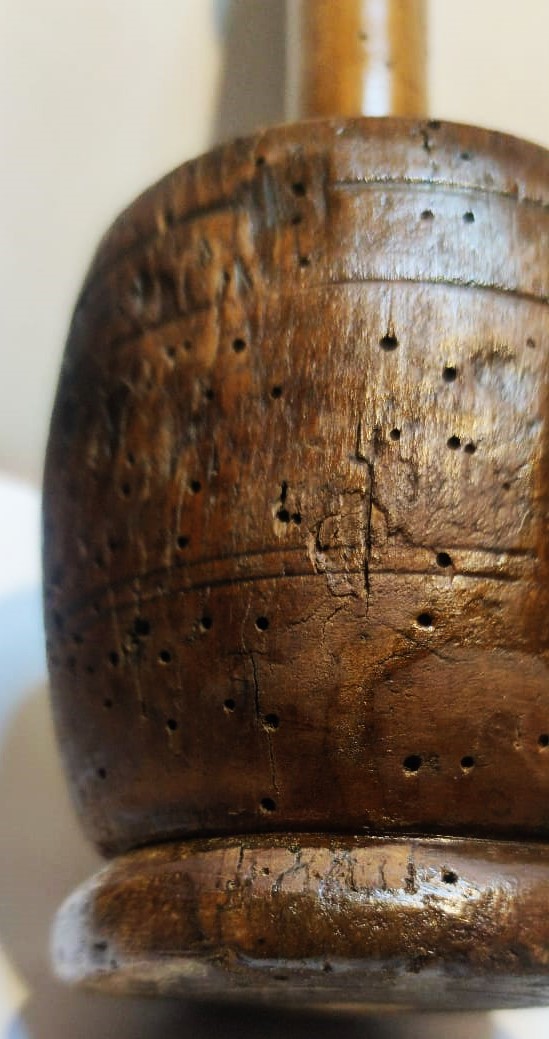 SOKAK SEYYAR HALLAC CI  ELİNDEKİ YAYI PAMUKPLARA YAKLAŞTIRIP YAY KISMINA VURULAN AHŞAP TOKMAGI ŞİMŞİR EL TORNASINDA YAPILMIŞDIR