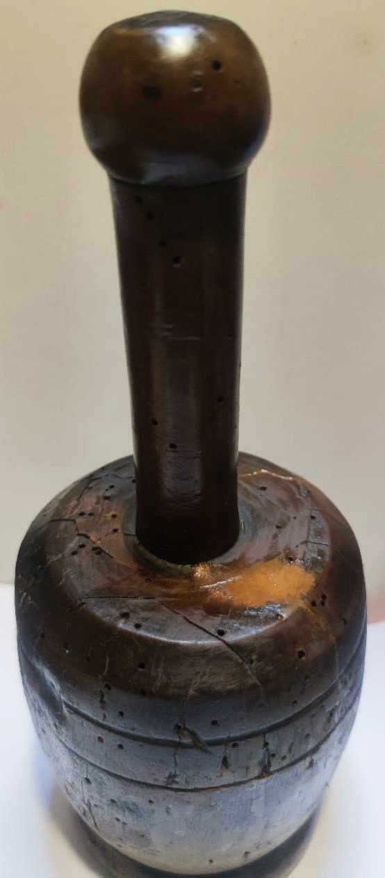 SOKAK SEYYAR HALLAC CI  ELİNDEKİ YAYI PAMUKPLARA YAKLAŞTIRIP YAY KISMINA VURULAN AHŞAP TOKMAGI ŞİMŞİR EL TORNASINDA YAPILMIŞDIR