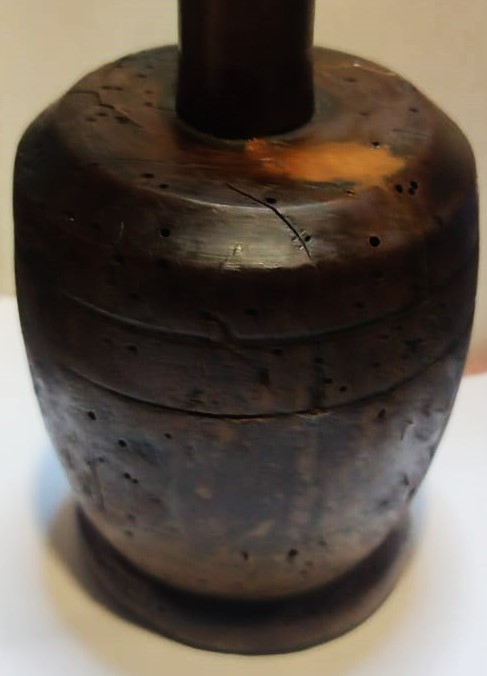 SOKAK SEYYAR HALLAC CI  ELİNDEKİ YAYI PAMUKPLARA YAKLAŞTIRIP YAY KISMINA VURULAN AHŞAP TOKMAGI ŞİMŞİR EL TORNASINDA YAPILMIŞDIR