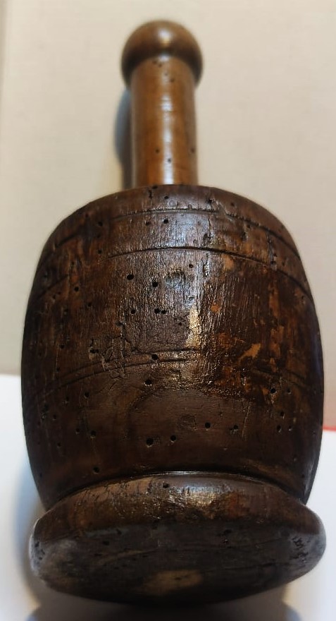 SOKAK SEYYAR HALLAC CI  ELİNDEKİ YAYI PAMUKPLARA YAKLAŞTIRIP YAY KISMINA VURULAN AHŞAP TOKMAGI ŞİMŞİR EL TORNASINDA YAPILMIŞDIR