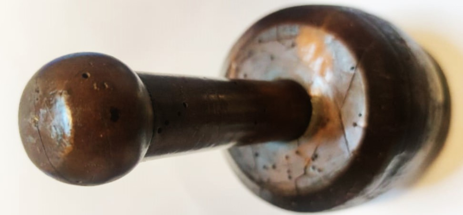 SOKAK SEYYAR HALLAC CI  ELİNDEKİ YAYI PAMUKPLARA YAKLAŞTIRIP YAY KISMINA VURULAN AHŞAP TOKMAGI ŞİMŞİR EL TORNASINDA YAPILMIŞDIR