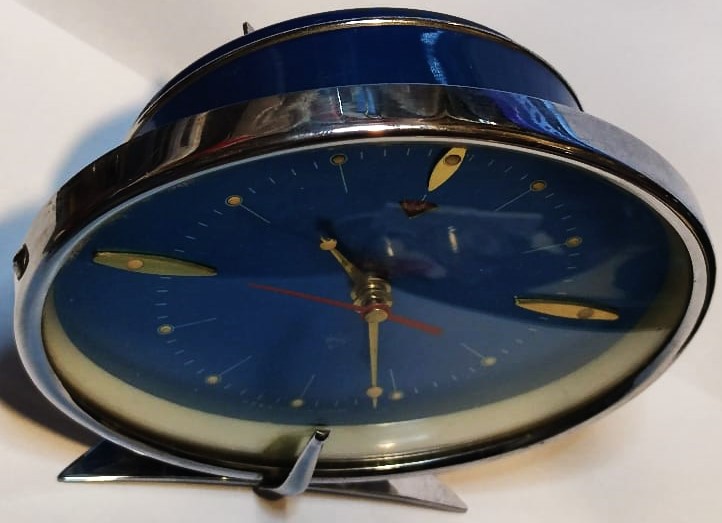 1970 KURMALI  ALARMLI MASA SAATİ OVAL MAVİ KADRAN KROM METAL AYAKLI SAAT