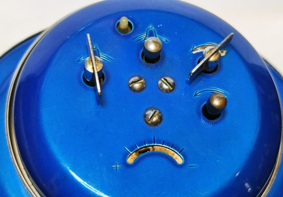 1970 KURMALI  ALARMLI MASA SAATİ OVAL MAVİ KADRAN KROM METAL AYAKLI SAAT