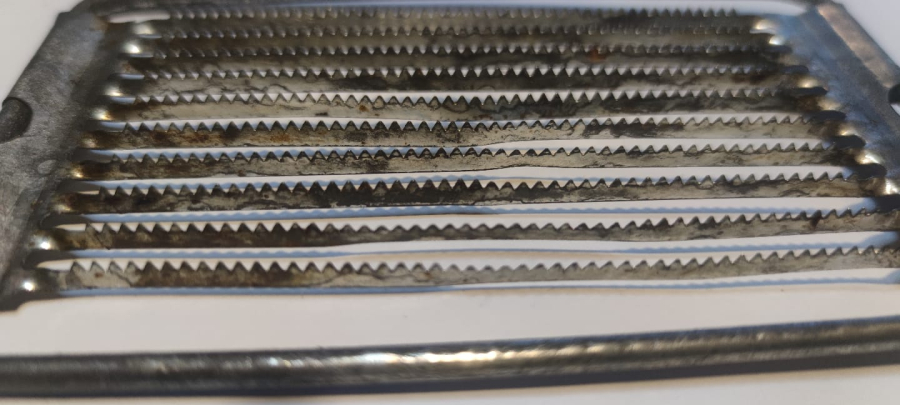 1960 BİLGE DOMATES KESİCİ AHŞAP SAPLI METAL ORJİNAL AMBALAJINDA YERLİ MALI MUTFAK ALETİ