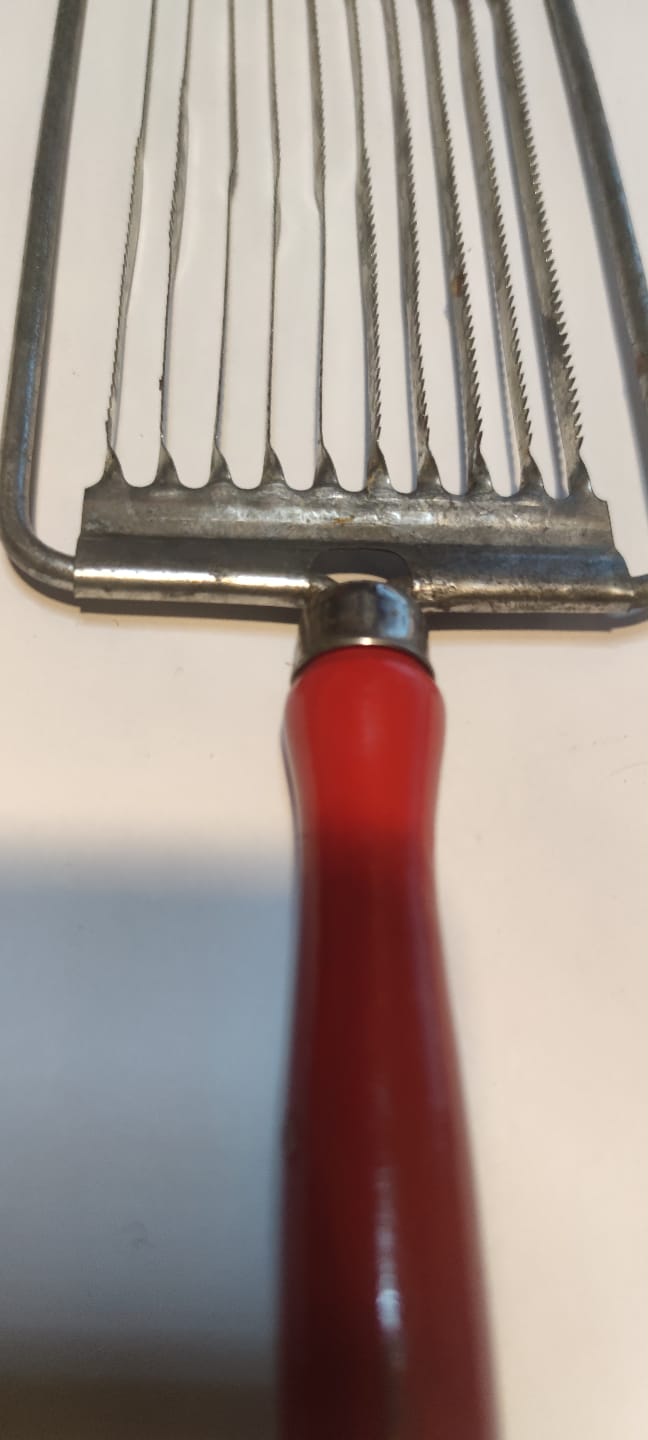 1960 BİLGE DOMATES KESİCİ AHŞAP SAPLI METAL ORJİNAL AMBALAJINDA YERLİ MALI MUTFAK ALETİ