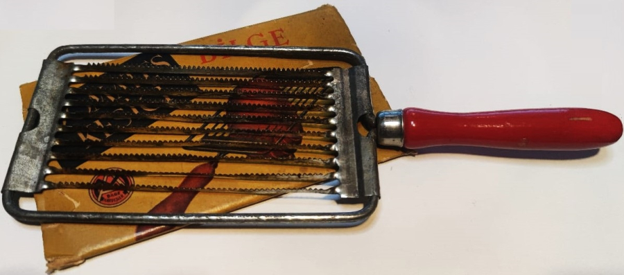 1960 BİLGE DOMATES KESİCİ AHŞAP SAPLI METAL ORJİNAL AMBALAJINDA YERLİ MALI MUTFAK ALETİ