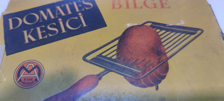 1960 BİLGE DOMATES KESİCİ AHŞAP SAPLI METAL ORJİNAL AMBALAJINDA YERLİ MALI MUTFAK ALETİ