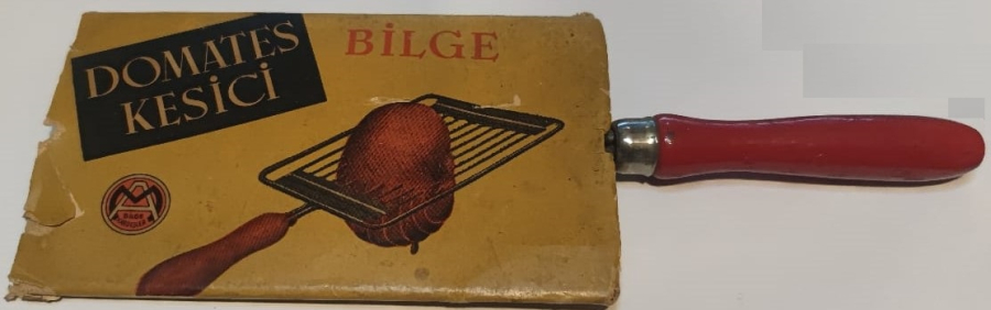 1960 BİLGE DOMATES KESİCİ AHŞAP SAPLI METAL ORJİNAL AMBALAJINDA YERLİ MALI MUTFAK ALETİ
