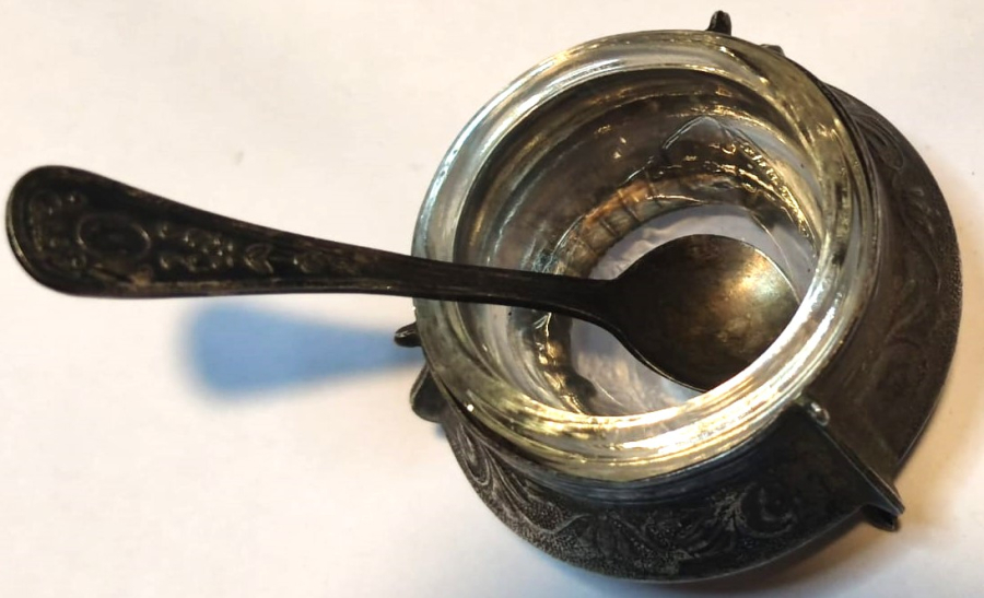 1800 SOVYET DÖNEM RUS HAVYARLIK İÇ BEYAZ ŞEFFAF CAM CANAGI VE İŞLEMELİ KASIK ORJİNAL HOMMET DAMGALI TAM TAKIM