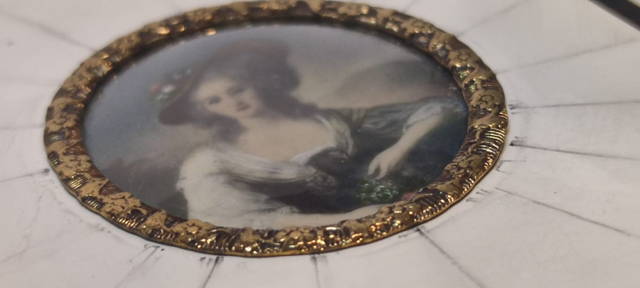 19 Y.Y AVRUPA EL YAPIM FİLDİŞİ CERCEVEDE ELİSABETH PHİLİPPE MARIE HELENE MİNİATUR CALIŞMA  FOTOĞRAF ÇERÇEVESİ 