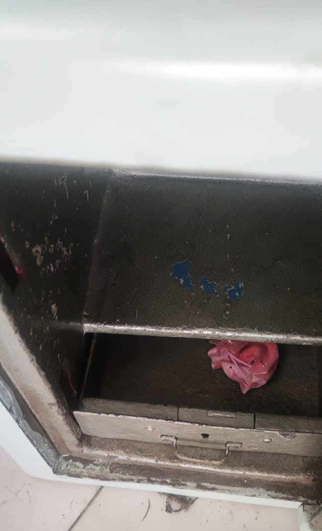 1920 ANTİKA  AVRUPA URETİMİ UFAK BOYDA İÇİ CEKMECELİ ANAHTARLI ÇELİK PARA KASASI UCUK MAVİ RENKDE 80 KİLOLUK