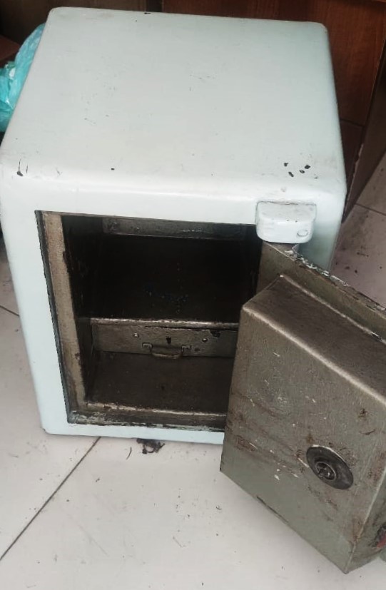 1920 ANTİKA  AVRUPA URETİMİ UFAK BOYDA İÇİ CEKMECELİ ANAHTARLI ÇELİK PARA KASASI UCUK MAVİ RENKDE 80 KİLOLUK