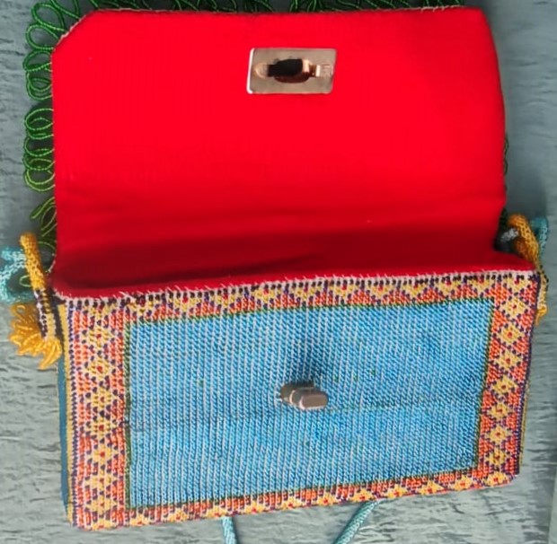 HAPISHANE KADER MAHKUMLARININ YAPTIGI BONCUK CANTA TAMAMI EL İŞİ ORTA  BOYDA TASIMA KULPLUKİLTLİ BAYAN CANTASI NUR HAYATA  HEDİYE