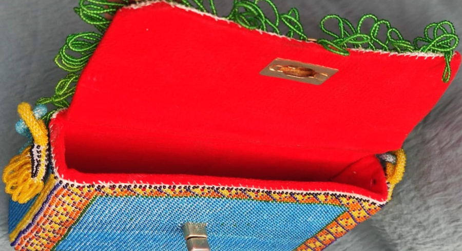 HAPISHANE KADER MAHKUMLARININ YAPTIGI BONCUK CANTA TAMAMI EL İŞİ ORTA  BOYDA TASIMA KULPLUKİLTLİ BAYAN CANTASI NUR HAYATA  HEDİYE