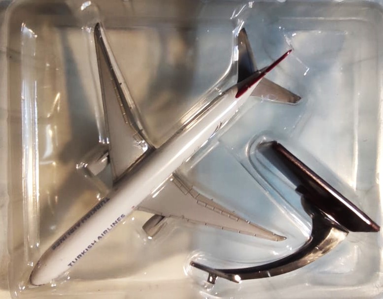TURKISH AIRLINES GLOBALLY YOURS BOEİNG 777-300 TURK HAVA YOLLARI THY KUSUSUNDA  1/400 MAKET METAL KAİDELİ YOLCU UCAGI