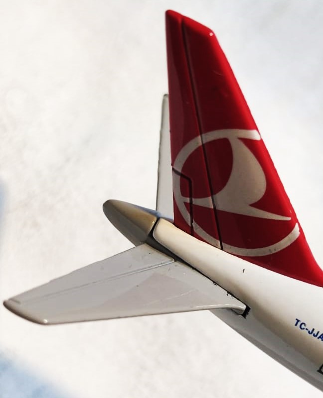TURKISH AIRLINES GLOBALLY YOURS BOEİNG 777-300 TURK HAVA YOLLARI THY KUSUSUNDA  1/400 MAKET METAL KAİDELİ YOLCU UCAGI