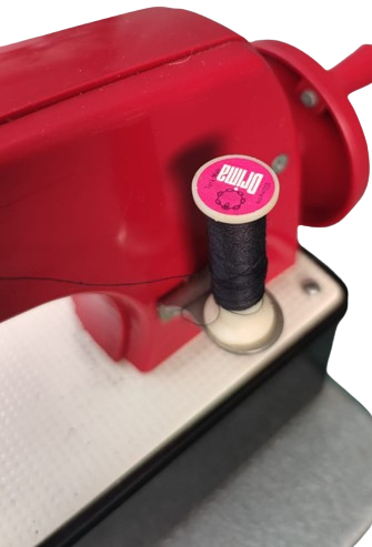  1970 MACHINE MİNİ MİNATURE OYUNCAK DİKİŞ MAKİNASI KIRMIZI METAL RENKDE MEKANİK ELLE CALIŞAN SSCB MALI OYUNCAK DİKİŞ MAKİNASI