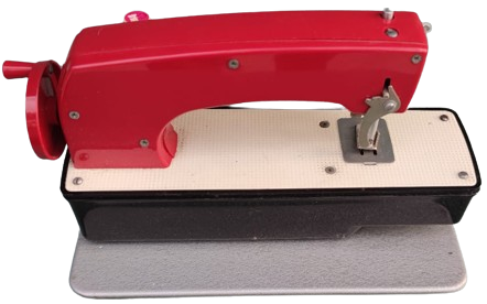  1970 MACHINE MİNİ MİNATURE OYUNCAK DİKİŞ MAKİNASI KIRMIZI METAL RENKDE MEKANİK ELLE CALIŞAN SSCB MALI OYUNCAK DİKİŞ MAKİNASI