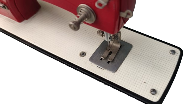  1970 MACHINE MİNİ MİNATURE OYUNCAK DİKİŞ MAKİNASI KIRMIZI METAL RENKDE MEKANİK ELLE CALIŞAN SSCB MALI OYUNCAK DİKİŞ MAKİNASI