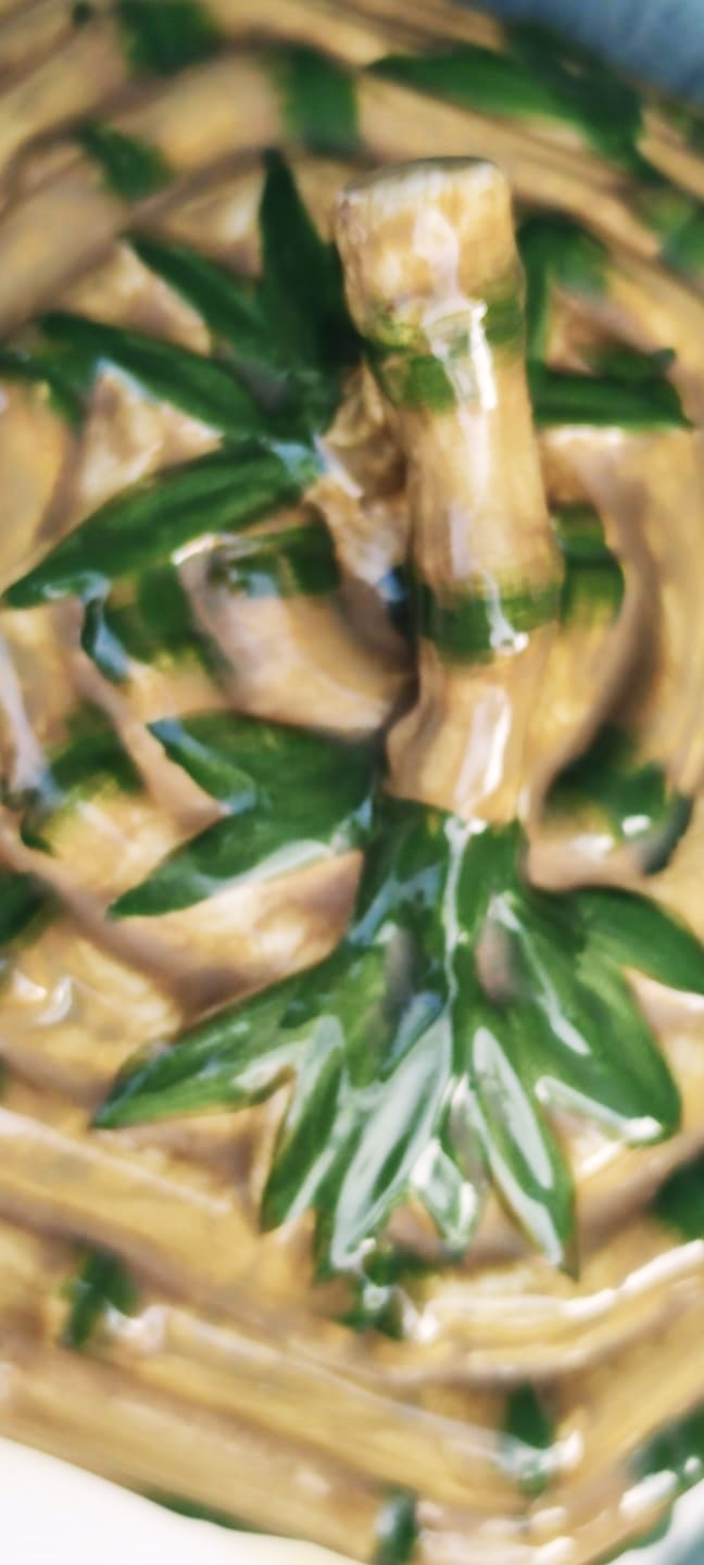 1970 WORLD BAZAARS INC CERAMIC ÜZERİ BAMBU DALLARI YAPRAKLARI VE ÜZERİNDE BİR SİNEK FİGÜRÜ BULUNAN KAPAKLI SAKLAMA KABI