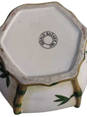 1970 WORLD BAZAARS INC CERAMIC ÜZERİ BAMBU DALLARI YAPRAKLARI VE ÜZERİNDE BİR SİNEK FİGÜRÜ BULUNAN KAPAKLI SAKLAMA KABI