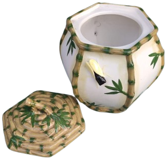 1970 WORLD BAZAARS INC CERAMIC ÜZERİ BAMBU DALLARI YAPRAKLARI VE ÜZERİNDE BİR SİNEK FİGÜRÜ BULUNAN KAPAKLI SAKLAMA KABI