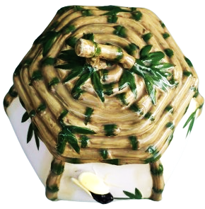 1970 WORLD BAZAARS INC CERAMIC ÜZERİ BAMBU DALLARI YAPRAKLARI VE ÜZERİNDE BİR SİNEK FİGÜRÜ BULUNAN KAPAKLI SAKLAMA KABI