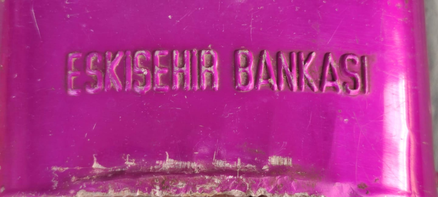 ESKİŞEHİR BANKASI METAL ALÜMİNYUM KLASİK TAŞIMA KULPLU BOZUK PARA VE KAGIT PARA ATMA DELİKLİ KUMBARA MOR RENKDE