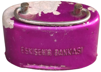 ESKİŞEHİR BANKASI METAL ALÜMİNYUM KLASİK TAŞIMA KULPLU BOZUK PARA VE KAGIT PARA ATMA DELİKLİ KUMBARA MOR RENKDE