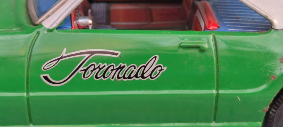 CAMARO Z/28 1968 CAMARO OLDSMOBİLE TORONADO JAPAN  TOYS TENEKE OYUNCAK ARABA YEŞİL RENKDE İCERSİNDE POLİS CAKAR İŞARET LAMBASI PİLLİ YARIŞ OTOBOBİL