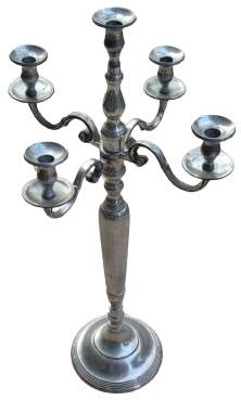 BEŞ KOLLU BUYUK BOY ORTA MASA VEYA  SÖNİNO UZERİ TEK ŞAMDAN ETLİ KALİTELİ ALİMUNYUMDAN DOKULMUŞTUR 