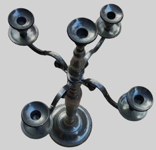 BEŞ KOLLU BUYUK BOY ORTA MASA VEYA  SÖNİNO UZERİ TEK ŞAMDAN ETLİ KALİTELİ ALİMUNYUMDAN DOKULMUŞTUR 