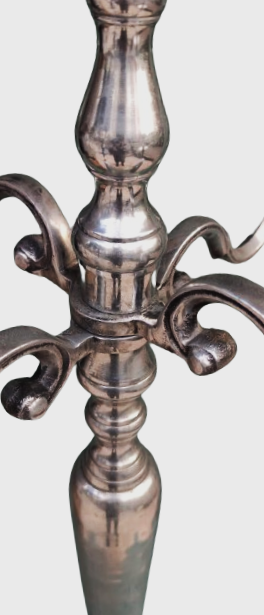 BEŞ KOLLU BUYUK BOY ORTA MASA VEYA  SÖNİNO UZERİ TEK ŞAMDAN ETLİ KALİTELİ ALİMUNYUMDAN DOKULMUŞTUR 