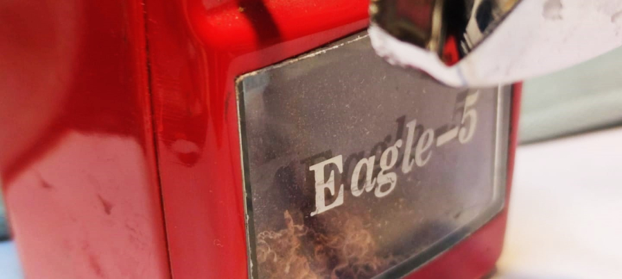 1980 EURONİCS PENCIL SHARPENER  EAGLE 5  METAL KIRMIZI RENKDE MEKANİK CEVİRMELİ KALEMTIRAŞ MASA ÜZERİ